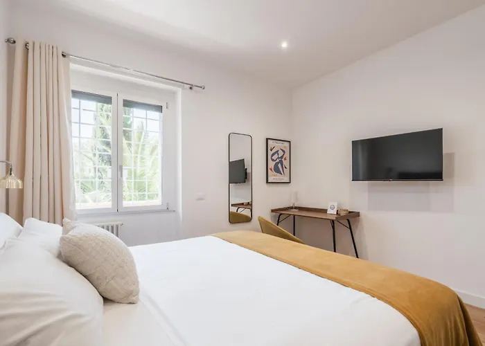 The Rent - Spacious Three-bedroom In Prati Area Apartment