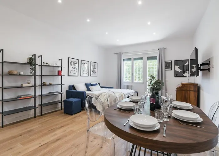 Apartment The Rent - Spacious Three-bedroom In Prati Area